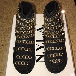 N.Y.L.A. Yasmen Sneakers Black Suede Gold Chain